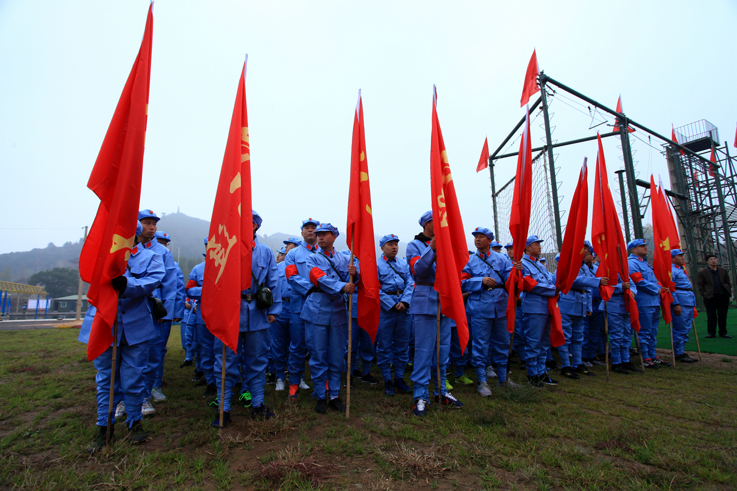 盂县忠义拓展训练基地200余人重走长征路