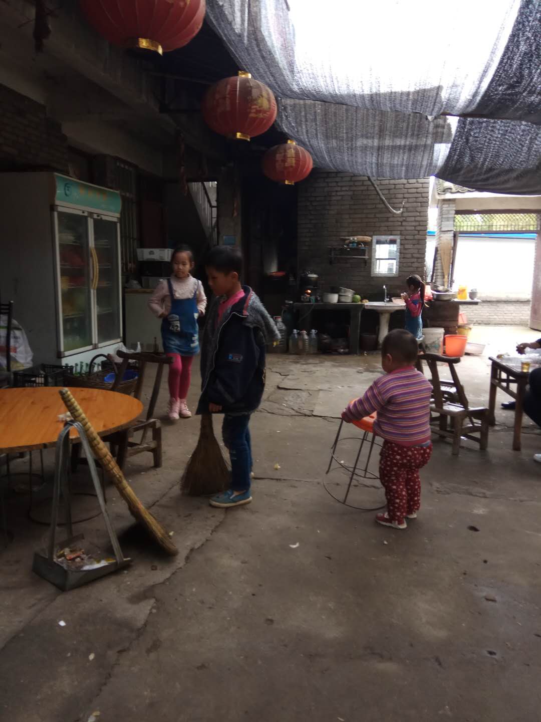 實拍農村家庭餐館3歲小孩幫忙打掃衛生用餐人心生感慨