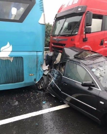今晨锡宜高速高塍段发生多车相撞事故现场伤亡和交通状况最新进展