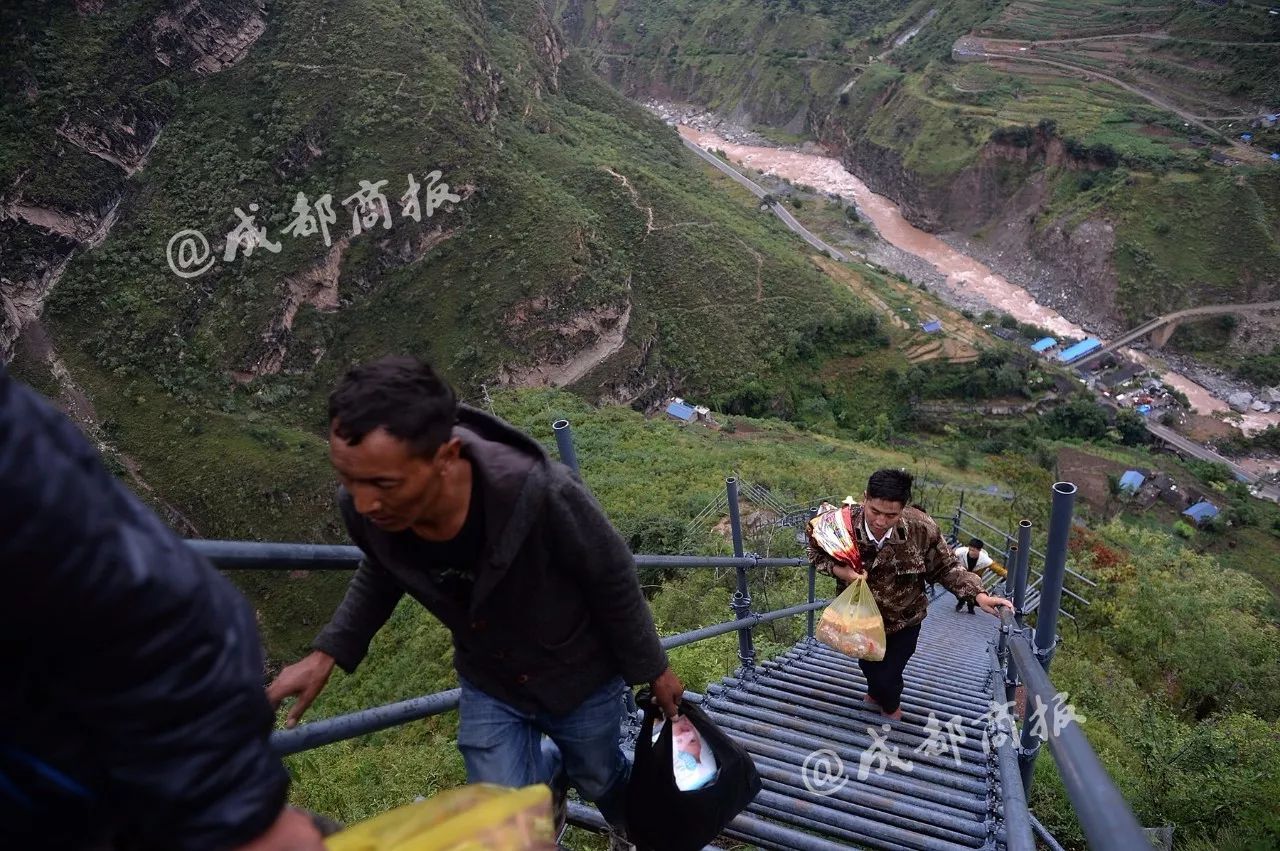 震撼航拍懸掛在海拔千米之上的鋼梯涼山懸崖村的蝶變