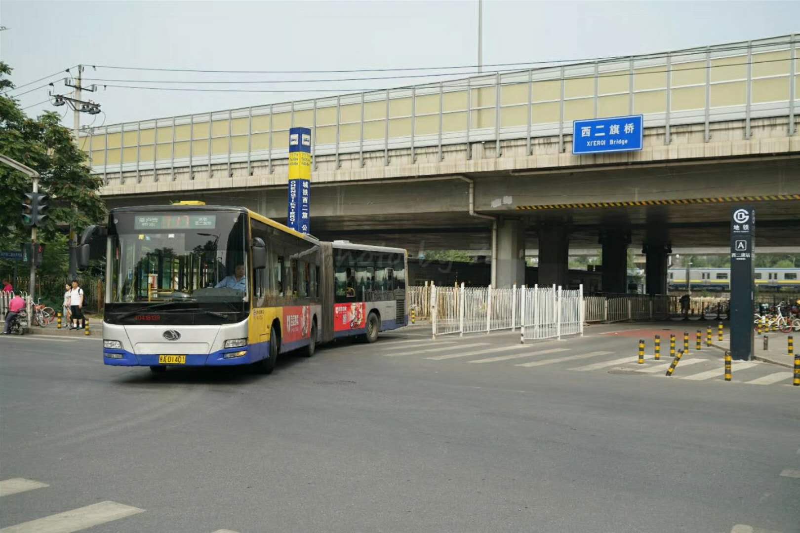 曾几何时,白颐路上面716(697),717,718,三驾马车成为白颐路上北京巴士