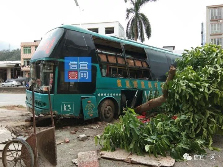 圖東莞返回信宜大巴在池洞高速口路段出車禍