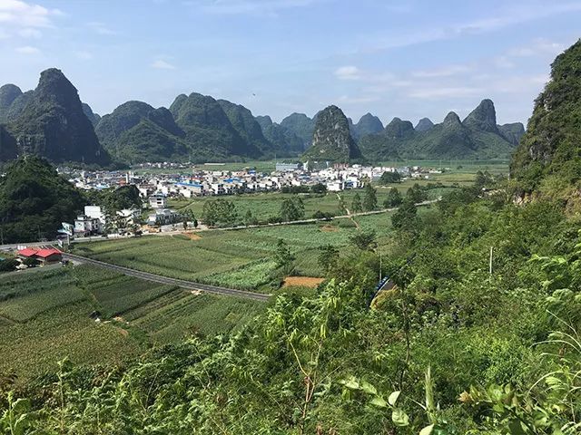 弄拉景區除了可以參觀峰叢岩溶景觀,其中還有小都百鄉