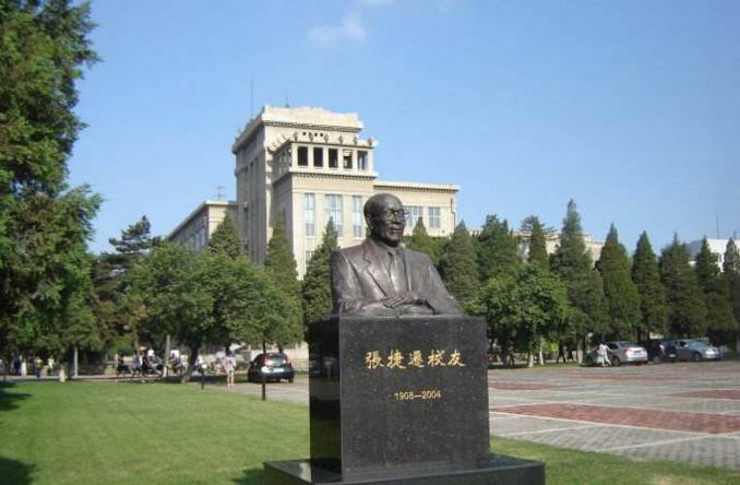 东北大学张学良雕像图片