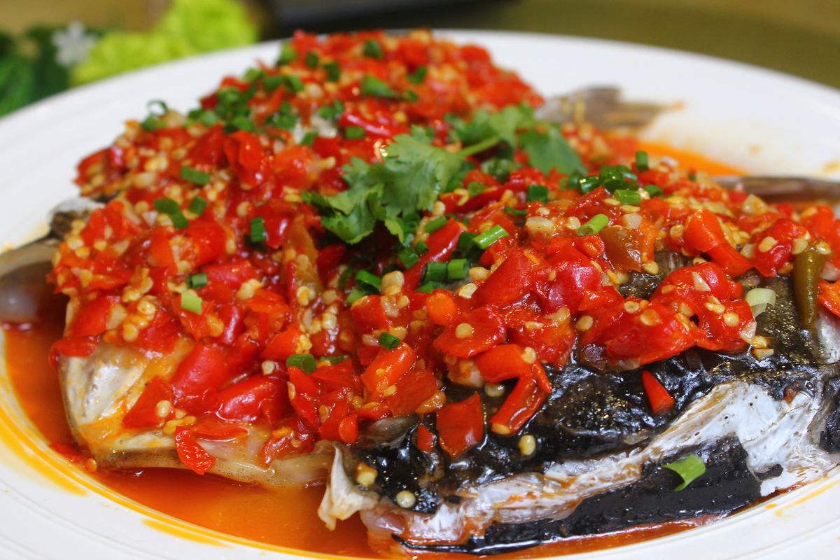 湘潭的剁椒鱼头是在大街小巷的大小餐馆酒店都可以吃到的,以鱼头的味