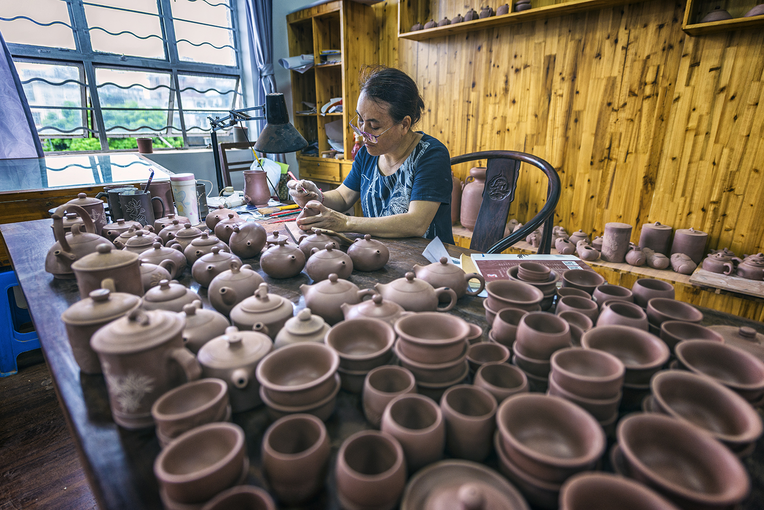 当炉盘上坭兴陶土质奇特,在装饰艺术上采用传统雕塑技法,纯手工制作