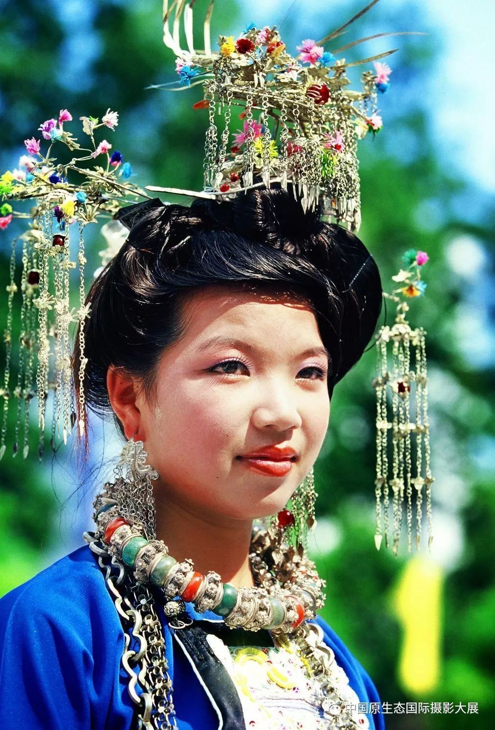 并挽出各种各样的发鬓,难怪人们要赞叹侗族女子的发式是少数民族中