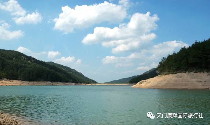 鐵寨風景區山體屬喀斯特地貌,山上岩石裸露,在千百年風雕雨琢,鬼斧神