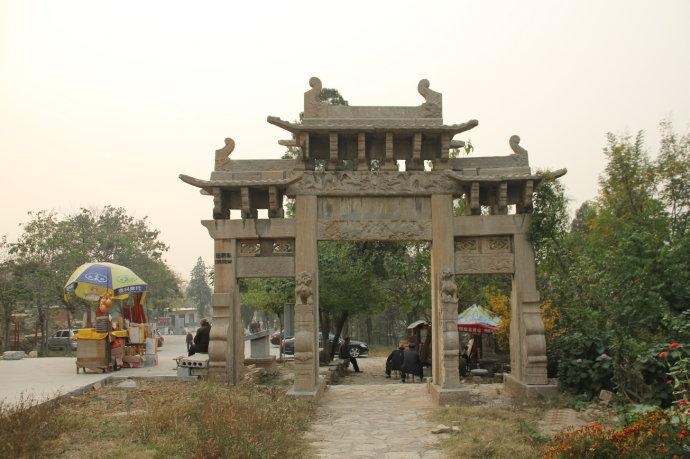 嘉祥县嘉祥青山寺位于纸坊镇青山风景区内始地又宏农陕县今河南陕县