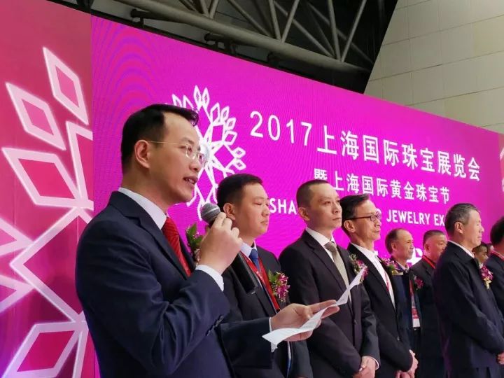 上海黄金饰品行业协会会长,老凤祥股份有限公司党委书记,副董事长杨奕