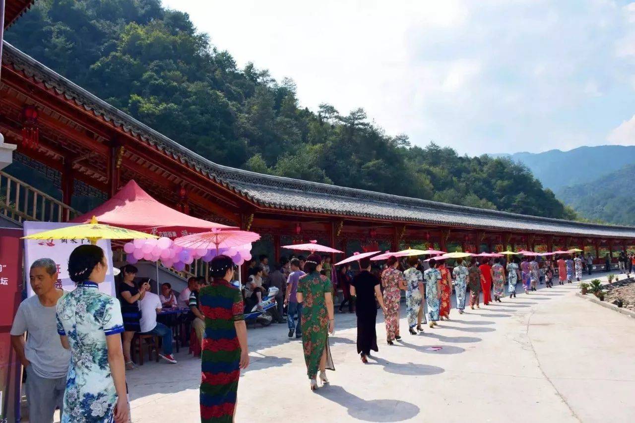 磐安高二乡下初坑村磐安深山中的下初坑自然村,一间间废弃多年的黄泥