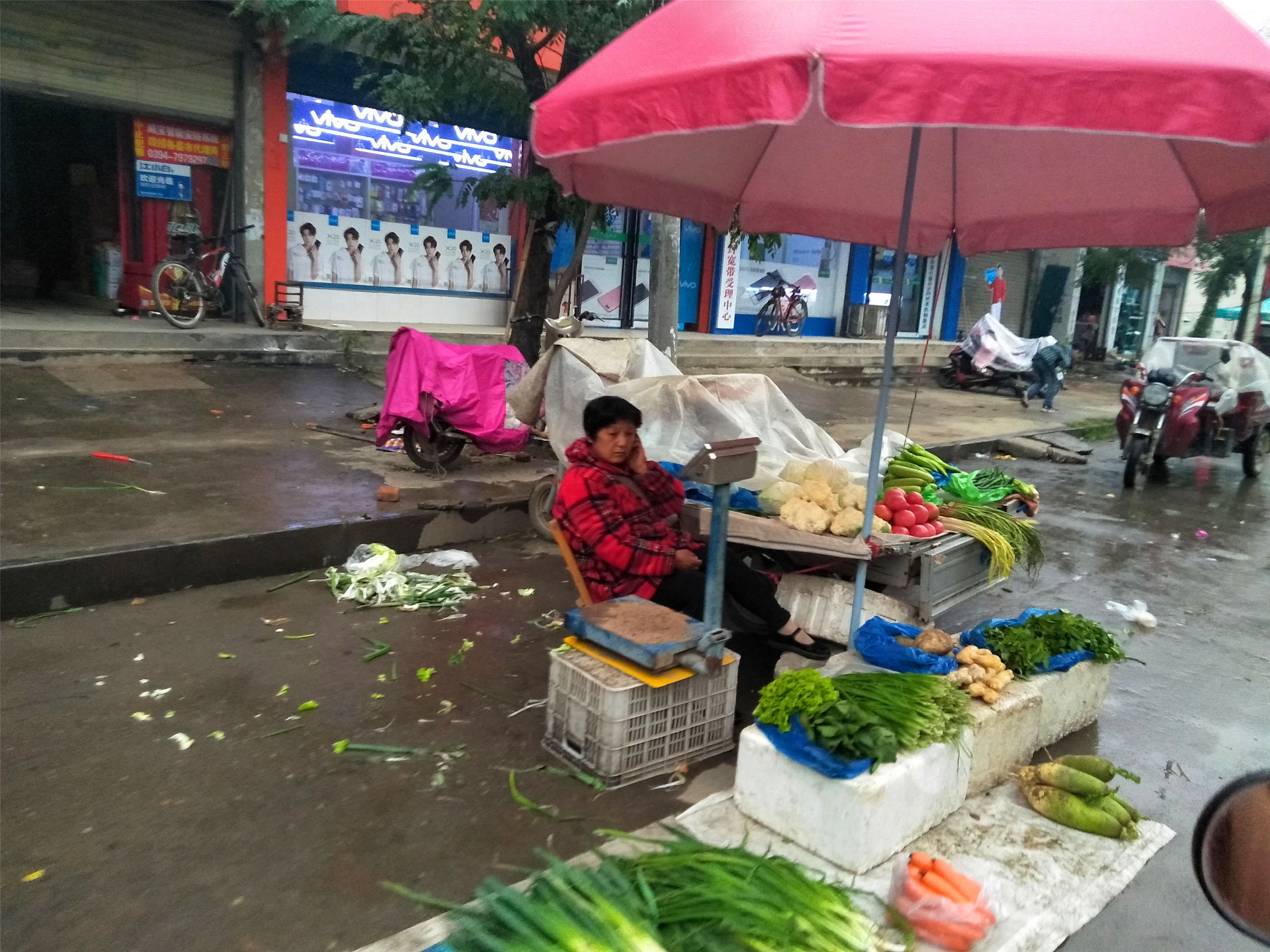 實拍雨中周口街頭的小販掙個錢真不容易