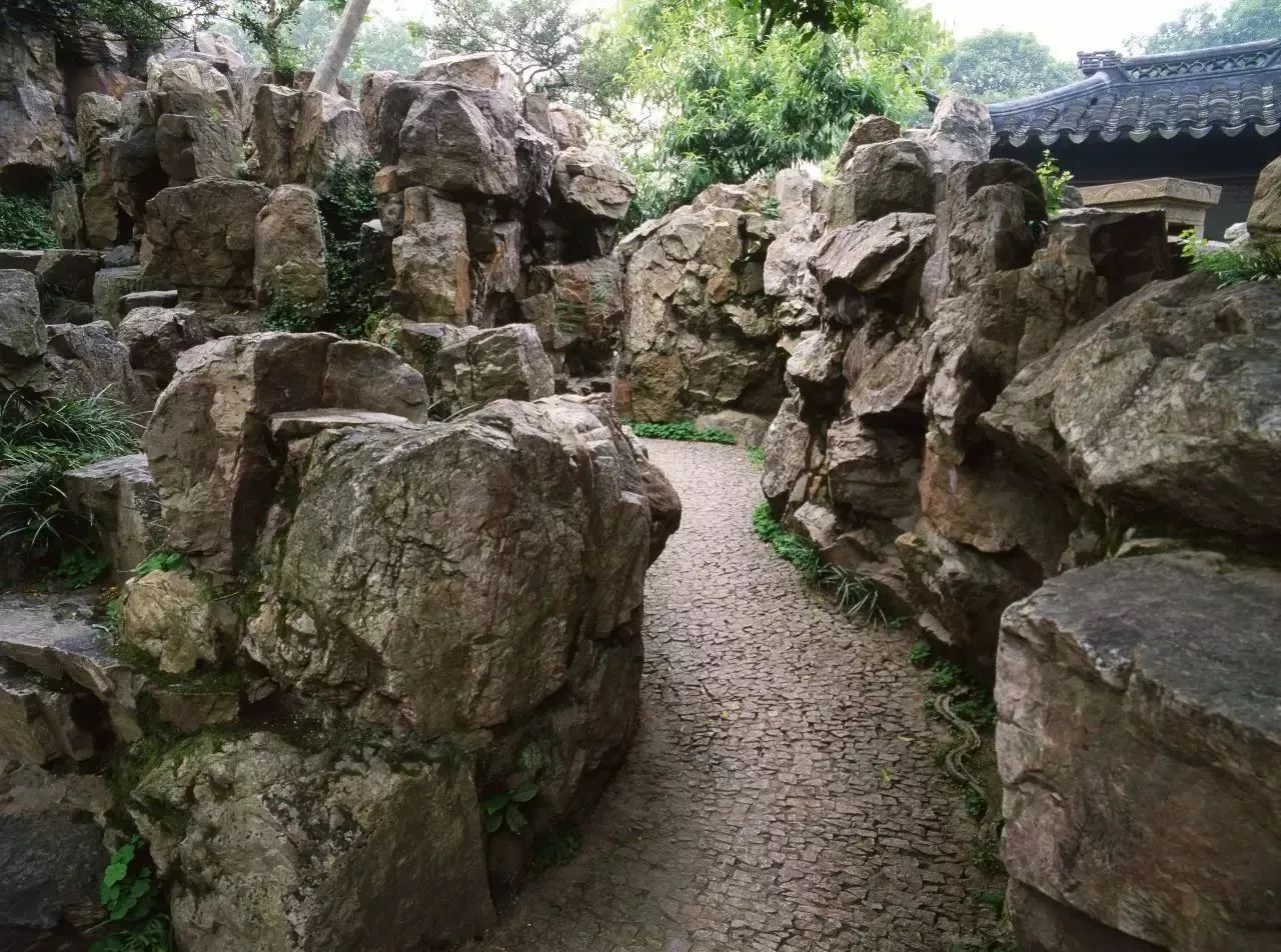 石料叠加浑然一体,大块为主,小块为辅,耦园的黄石假山在2008年再次修