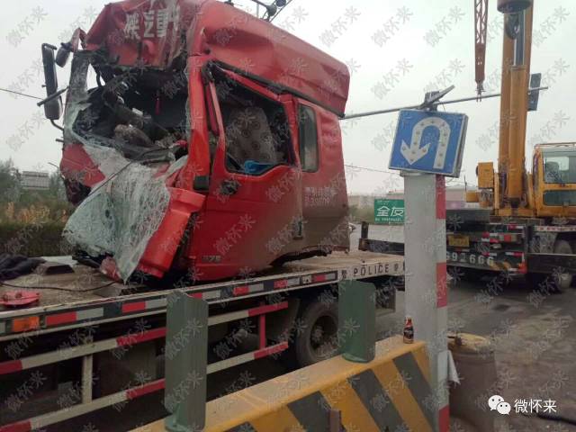 張家口一半掛車追尾油罐車,半掛車被