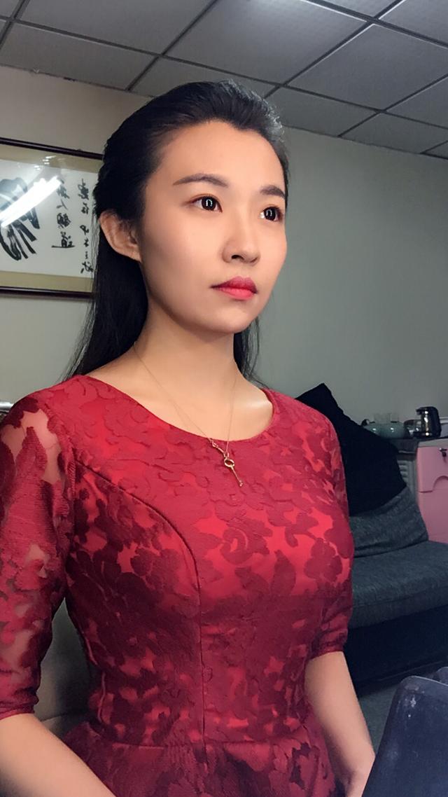 青年90后天然美女画家孙天骄出席某访谈类节目,后台化妆过程曝光