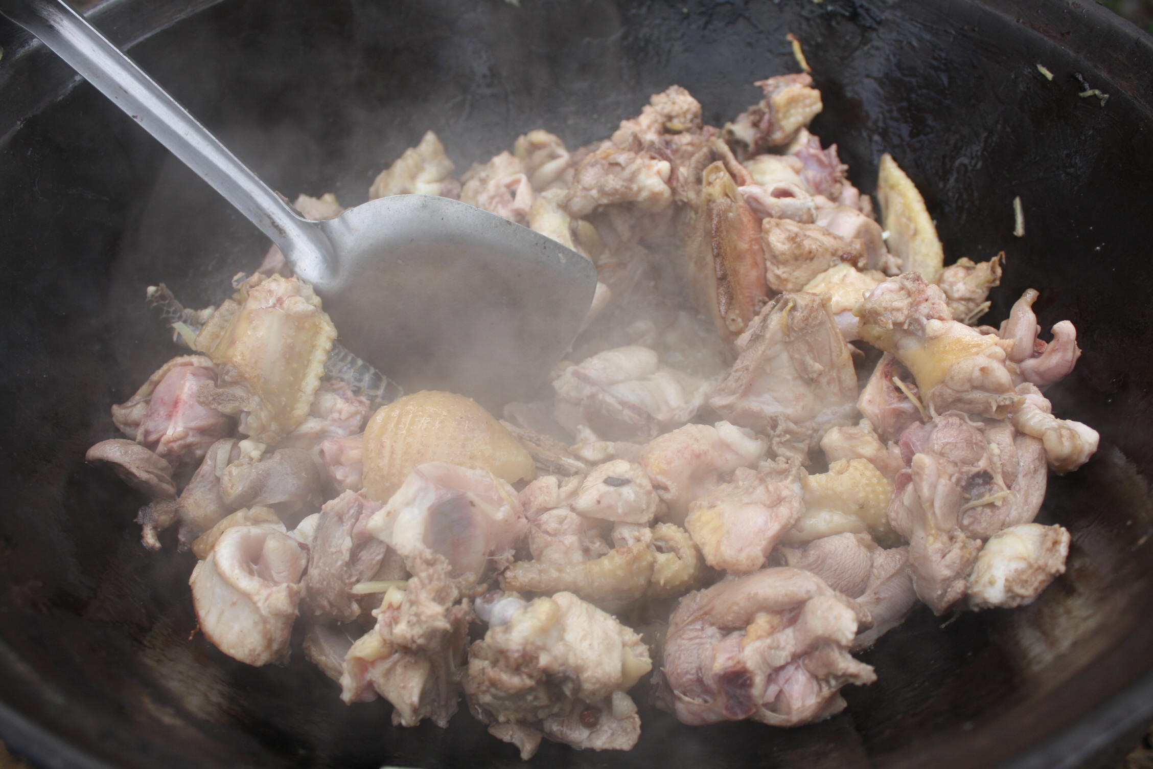 农村大婶土法烹饪的地锅鸡吃货见了没有不流口水的太香了