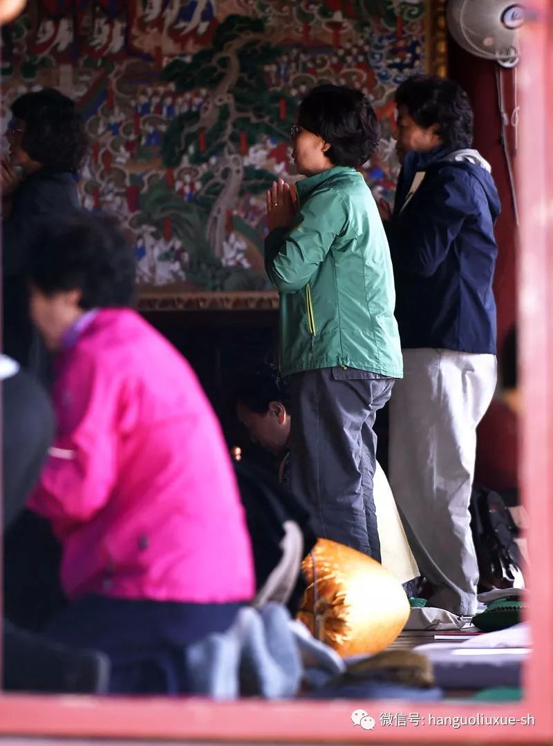 韓國高考臨近韓國家長蜂擁向寺廟叩首拜佛