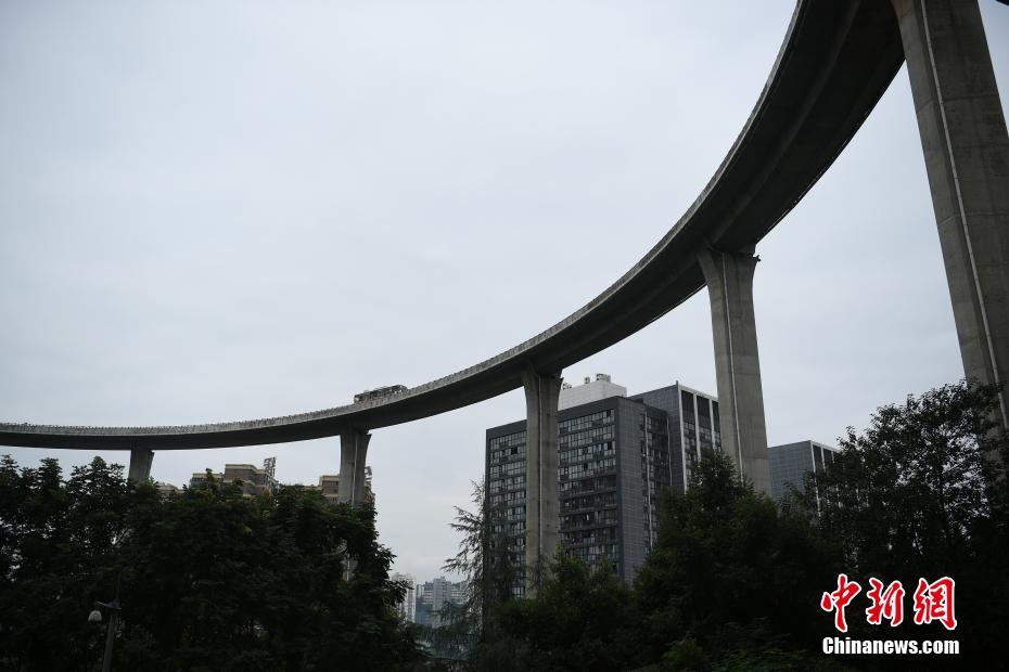 重庆一立交桥与高楼齐平桥上行车如坐过山车