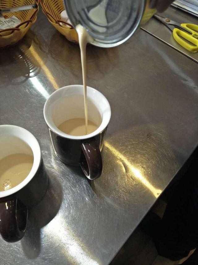 九龍巴士乾貨:教你製作一杯經典的港式奶茶