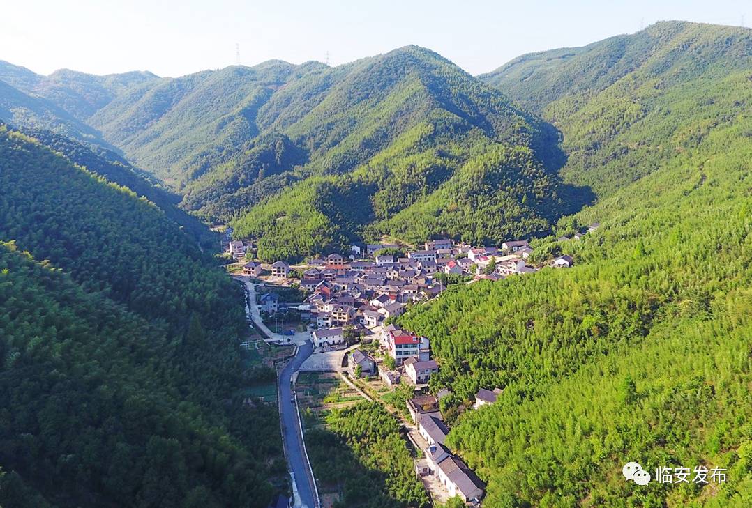 島石鎮呼日村石板屋古村落依山而建,從山腳至山腰共有五排民居呈扇形