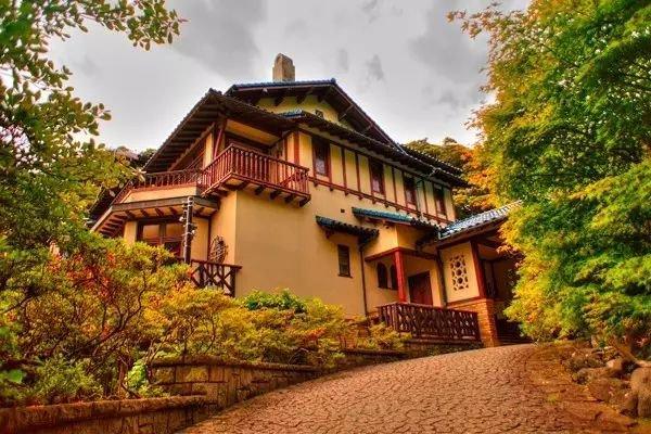 鎌倉文學館位於由比濱海灘附近,三面環山,從本館可以一望遠處的湘南