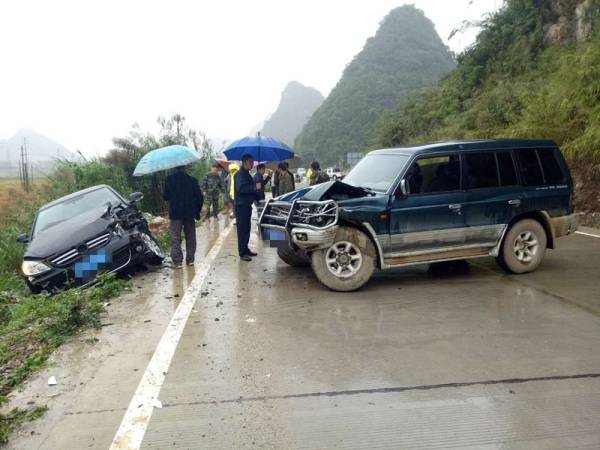 广西同一路段发生两起交通事故,雨天路滑,导致车辆失控发生事故.