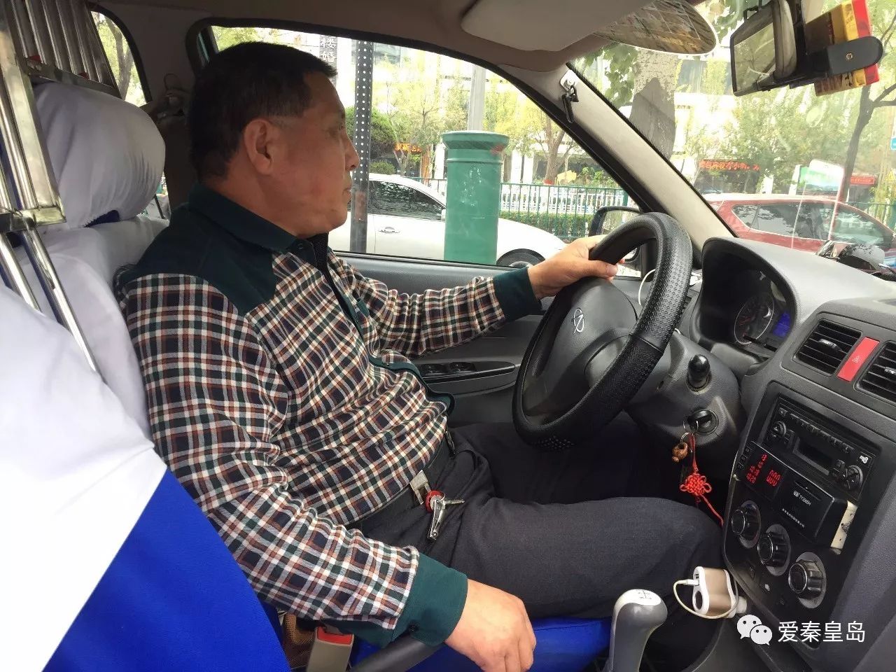 是秦皇岛瑞通公司一名普通的出租车司机,他开出租车已经有十五六年,给