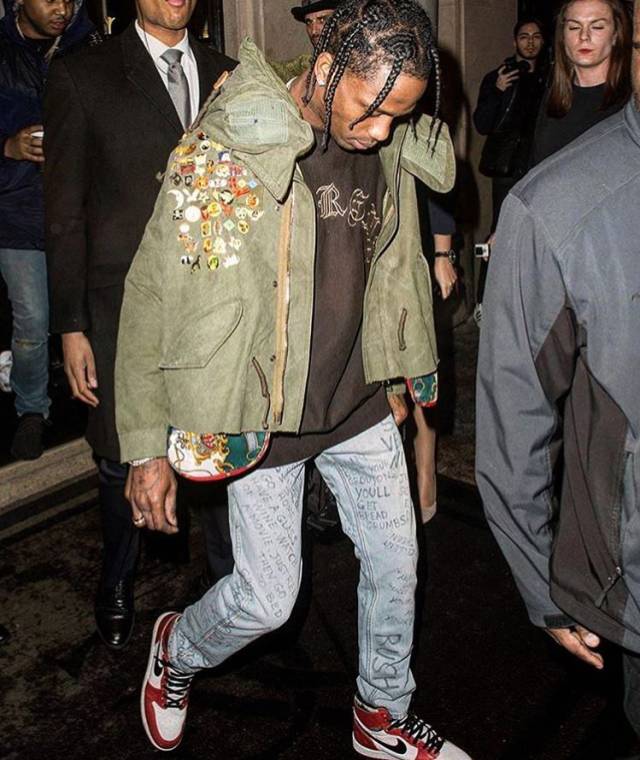 嗯,与"导师吴亦凡 联手的 travis scott,值得一提的是他身上这件