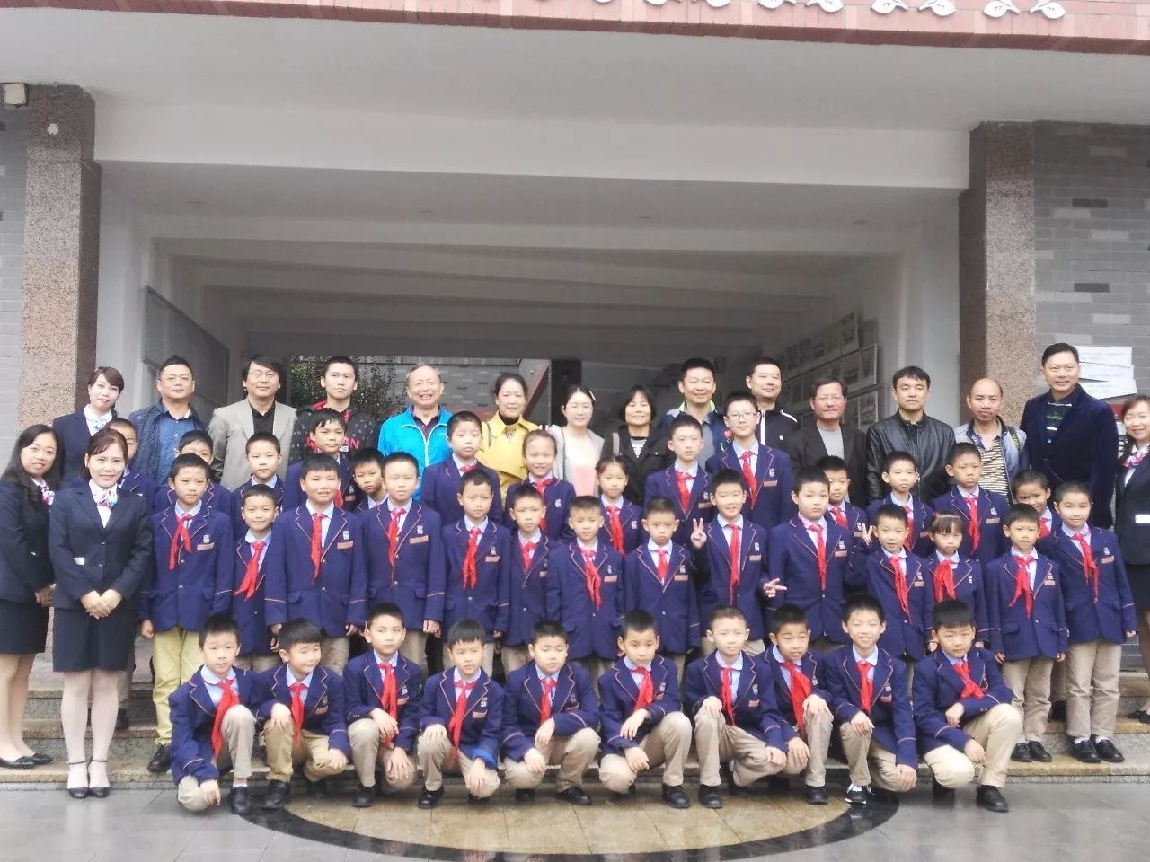 国际象棋大师走进重庆九龙坡的石桥铺小学和杨石路小学