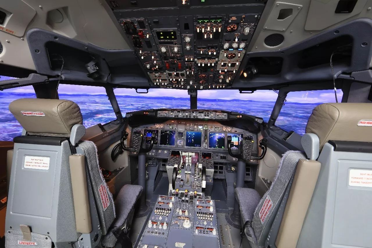 波音737-700驾驶舱图片