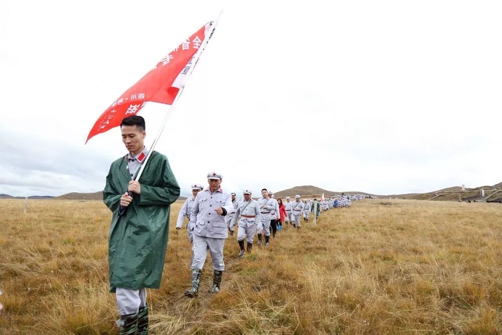 学员在红原县瓦切镇日干乔沼泽地体验红军过草地