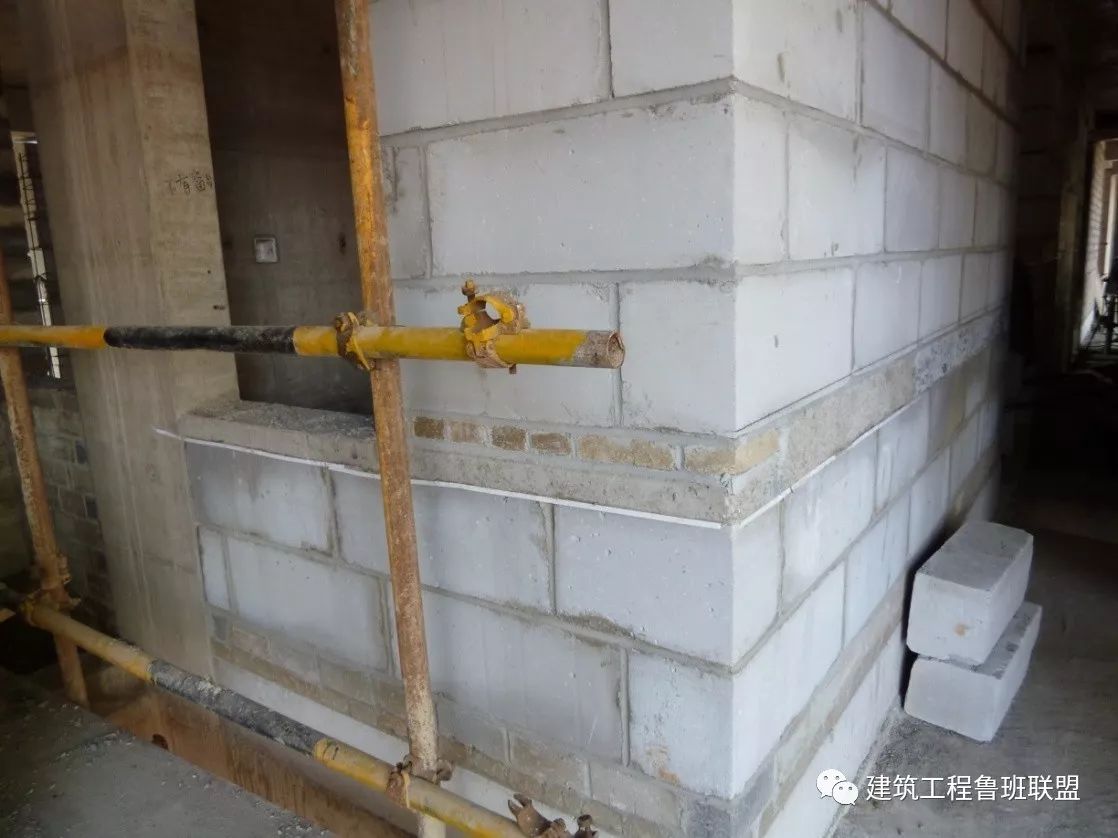 8塞缝· 砂浆(细石混凝土)填充墙砌至接近梁底,板底时,预留30~50mm的