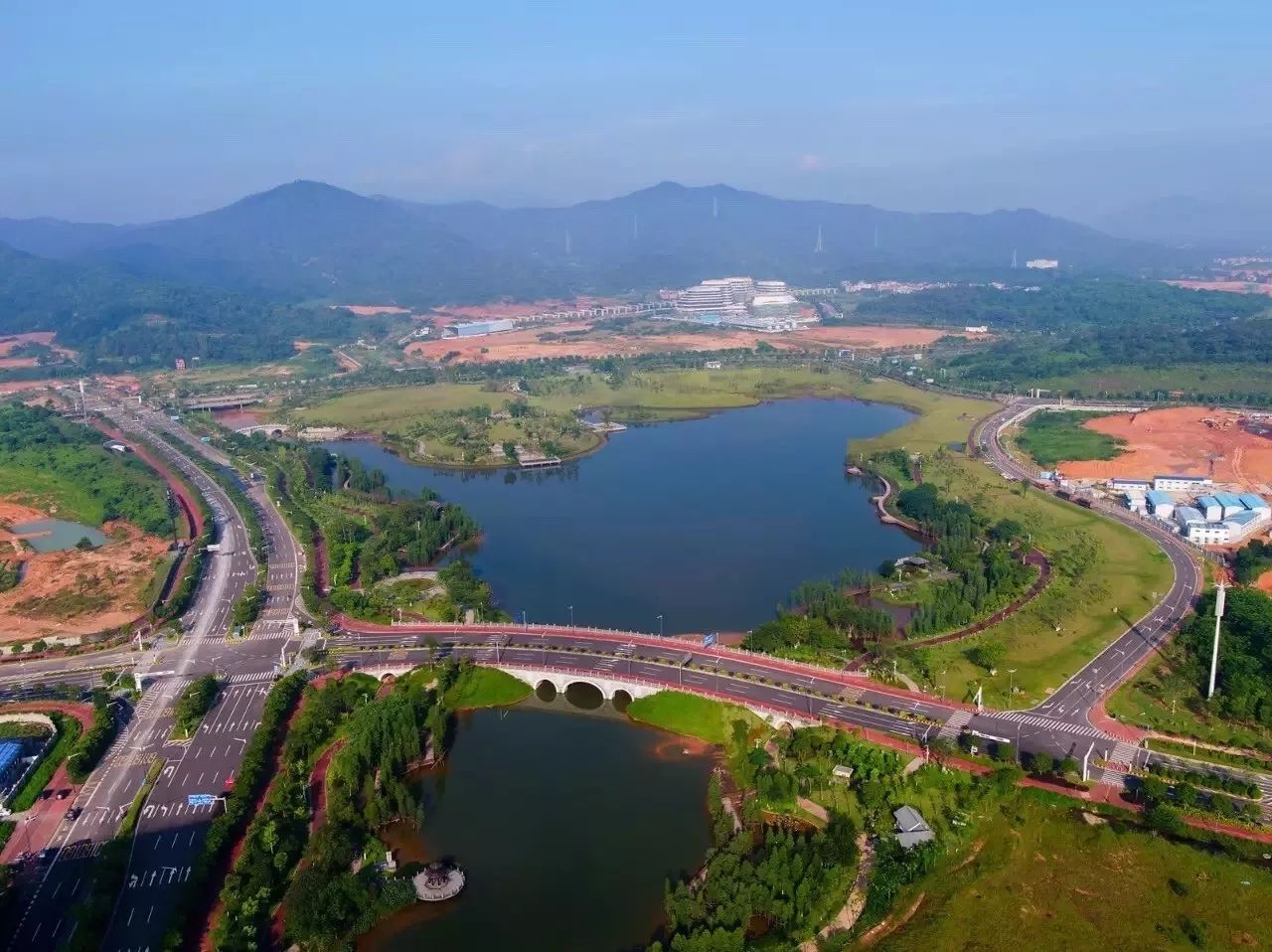 審協廣東中心位於鳳凰湖西側,北靠帽峰山餘脈,緊鄰知識產權集聚曾區