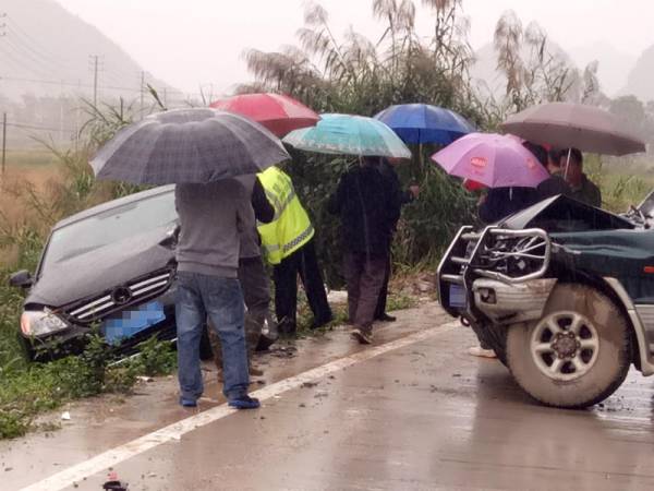 广西同一路段发生两起交通事故,雨天路滑,导致车辆失控发生事故.