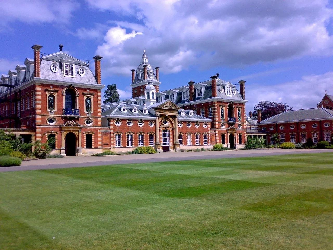 是英国最大和最辉煌的世界贵族名校之一 由维多利亚女王为纪念被