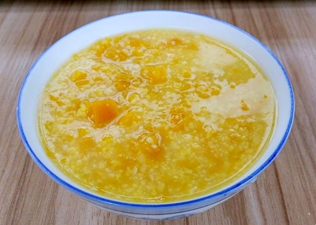 金黄软糯的玉米糁南瓜汤