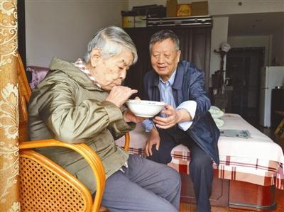 牽手同行 寧波81歲老人十年如一日照料病妻