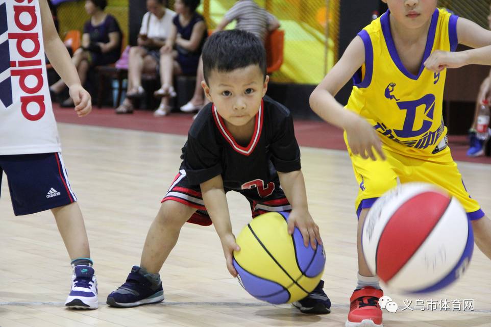 幼儿篮球侧滑步地滚球动作要领(幼儿篮球侧滑步地滚球动作要领教案)