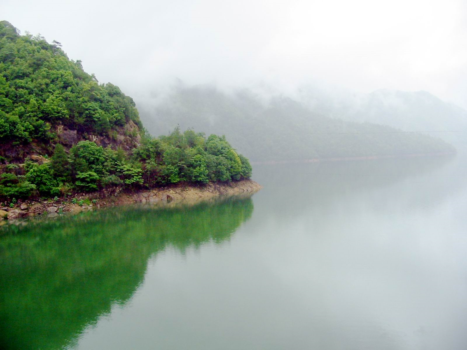 福建南平光泽县迎来降温 闽北初秋富屯溪畔美如画