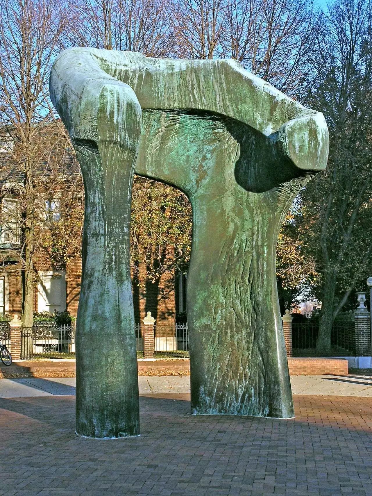 图22:亨利·摩尔的拱形雕塑 (摄于2005年) 08 greg hume△ 图23