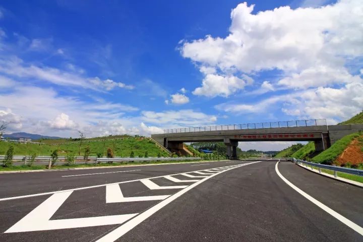 贵合高速公路正式建成通车,路线起于梧州至贵港瓦塘互通立交,止于南宁