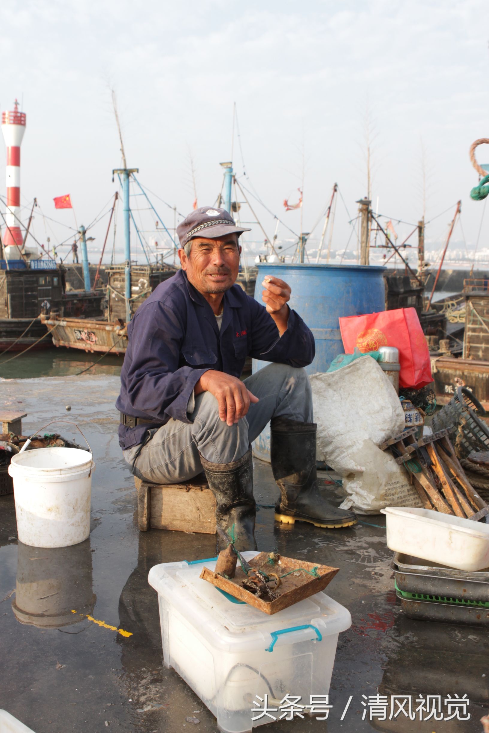 66岁老渔民迎风抗浪40多年如今靠在码头上给儿子分拣海鲜过日子