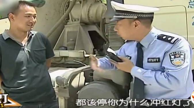 汽車 正文 開車狂按喇叭還闖紅燈的罐車司機 不過這個司機大哥表示