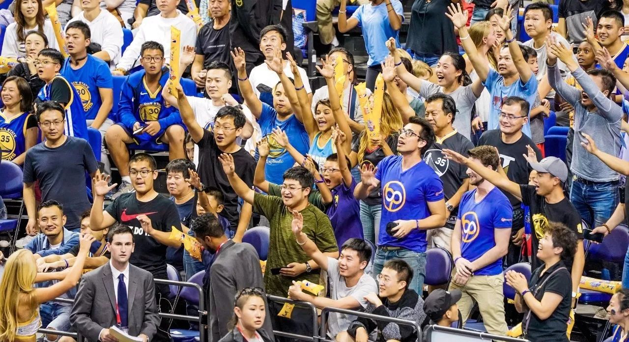 NBA中国赛火爆开赛，中国球迷与球星互动不断！