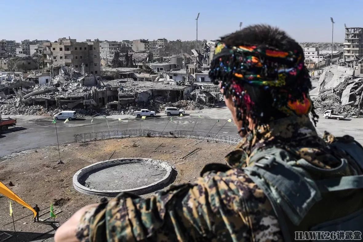 走进解放的拉卡叙利亚民主力量清理战争废墟