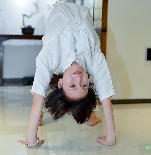 瑜伽女人仰头图片