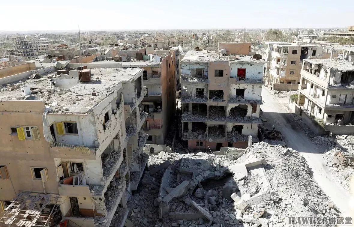 走进解放的拉卡叙利亚民主力量清理战争废墟