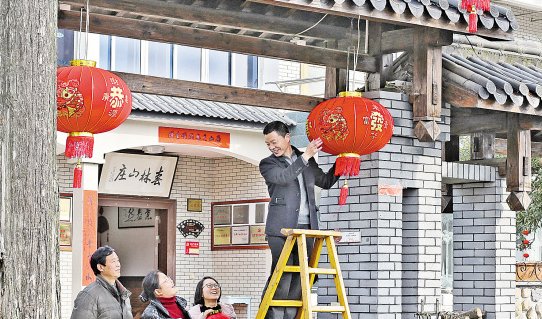 走出春林山庄,山峦叠翠,溪流潺潺,山水间不时传来游客的欢声笑语.