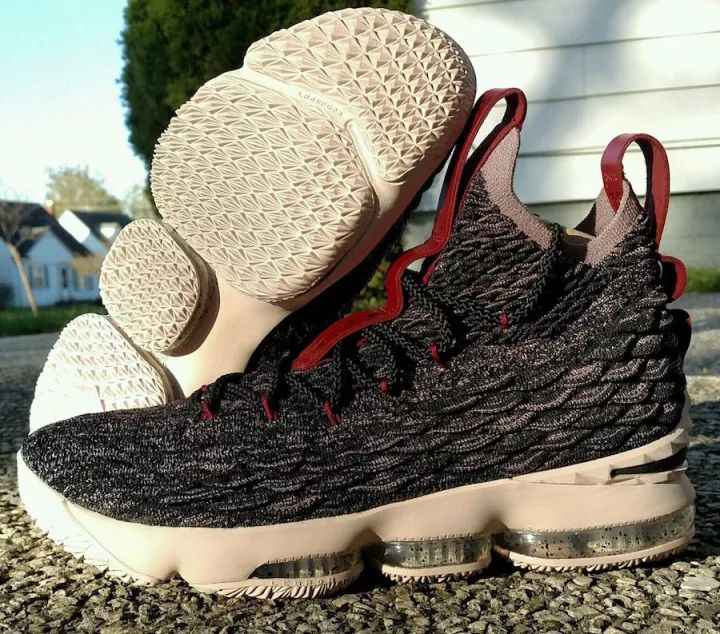 詹姆斯最新战靴又将推出一款全新配色nike lebron 15 pride of ohio