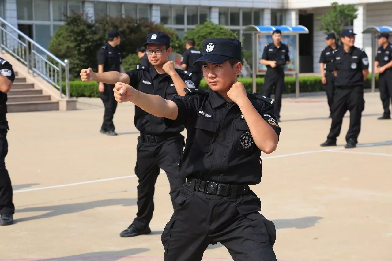 咱的公安特巡警铁骨铮铮铸警魂勠力同心保平安